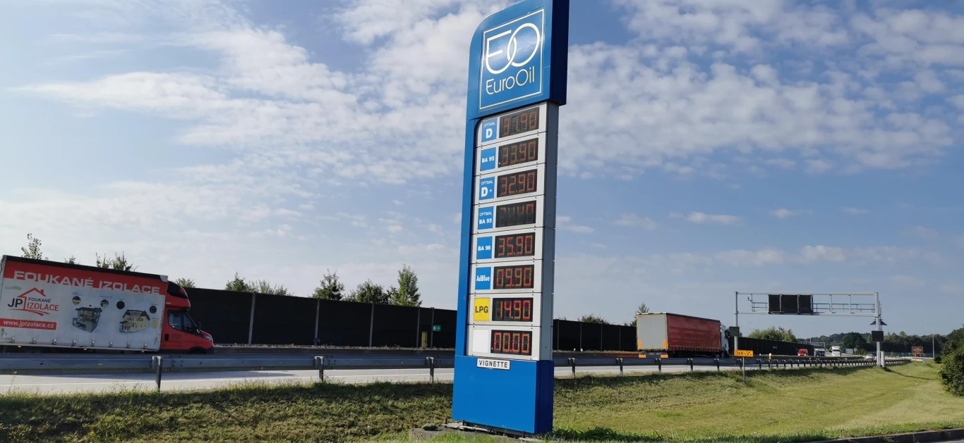 Na ostatniej w kraju stacji paliw dopełniamy bak, płacąc 5,89 zł za litr Pb95. To o prawie złotówkę drożej niż przed rokiem.