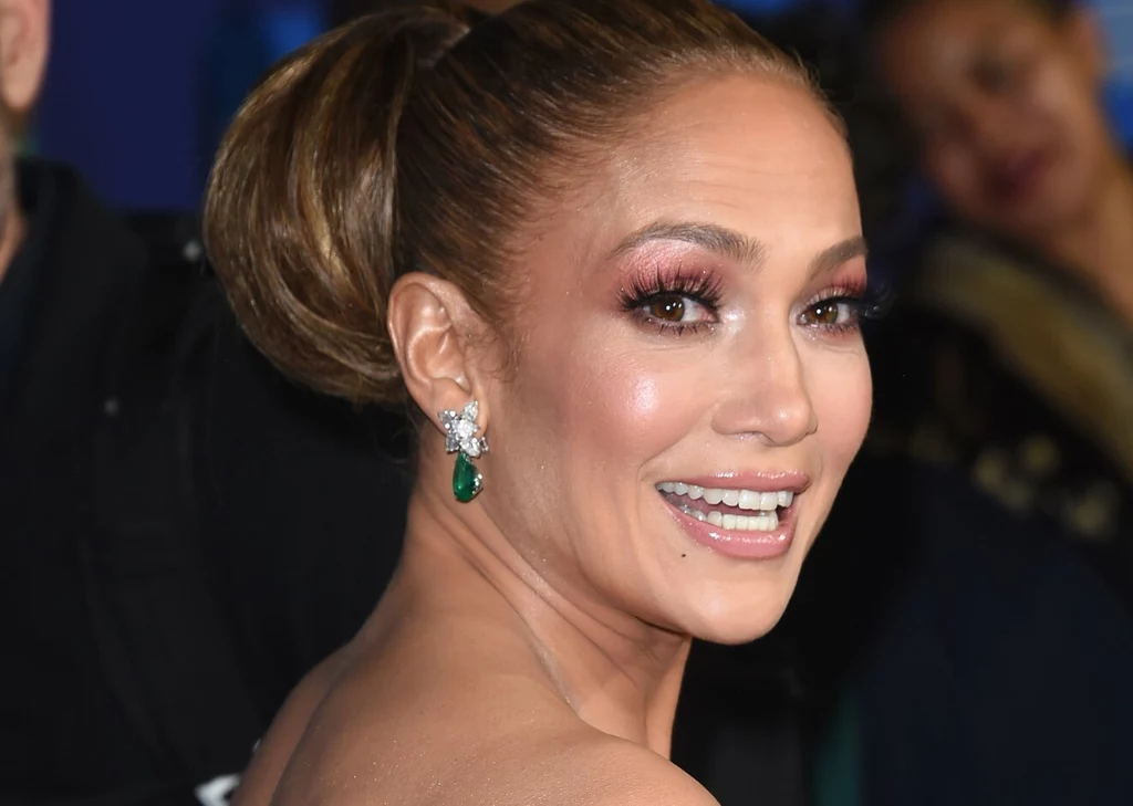 Jennifer Lopez jest już po pięćdziesiątce, ale wciąż zachwyca urodą i zgrabną sylwetką jak u nastolatki