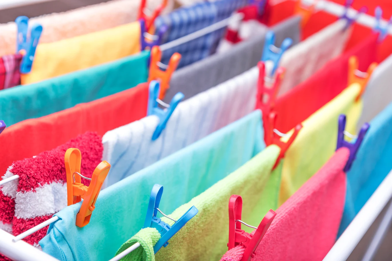 Ciemne ubrania warto suszyć na świeżym powietrzu. 