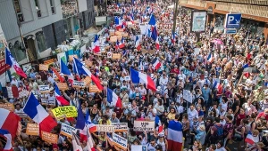 Protesty przeciw paszportom sanitarnym we Francji