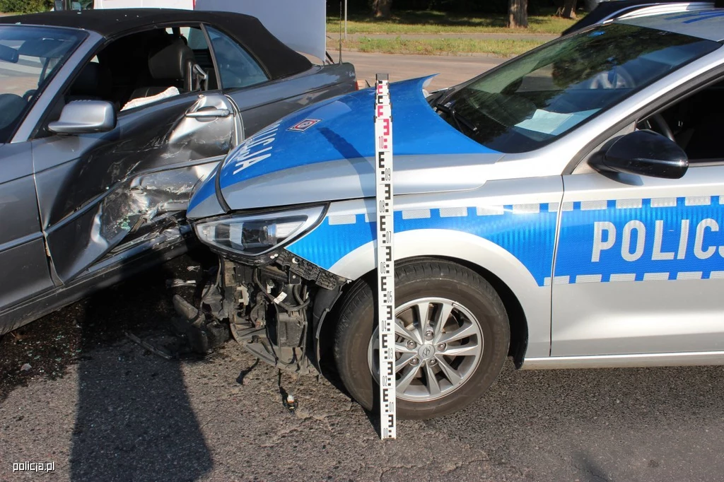 Uszkodzony radiowóz (Źródło: Policja.pl) Uszkodzony radiowóz (Źródło: Policja.pl)