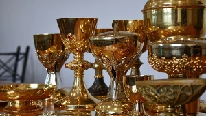 Policjanci odzyskali skradzione naczynia liturgiczne