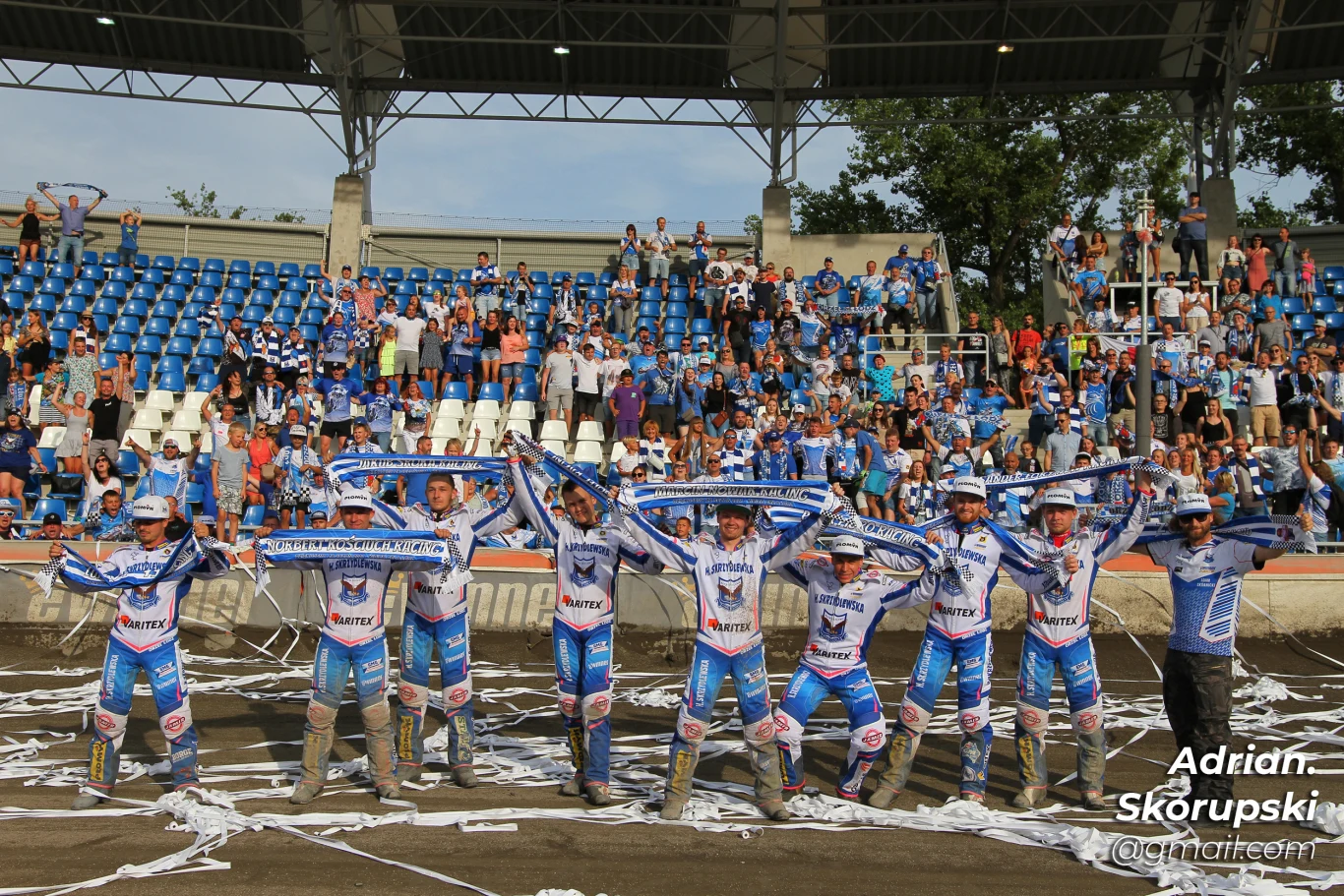 Orzeł Łódź świętujący zwycięstwo