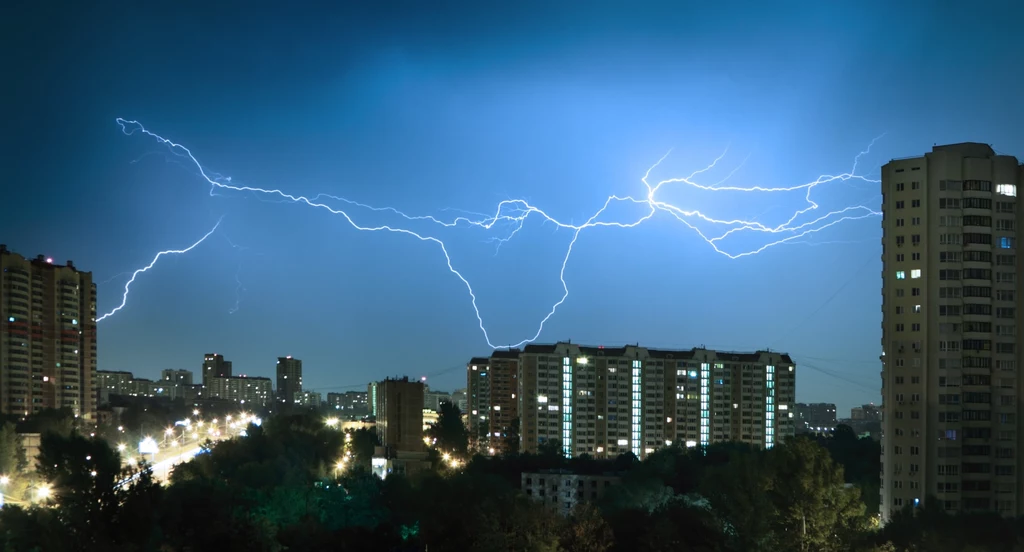 W niedzielę niemal w całej Polsce pojawiły się burze. Załamanie pogody sprawiło, że tysiące osób są bez prądu. Dwoje ludzi zostało rannych wskutek nawałnic. Straż interweniowała ponad 2,5 tys. razy