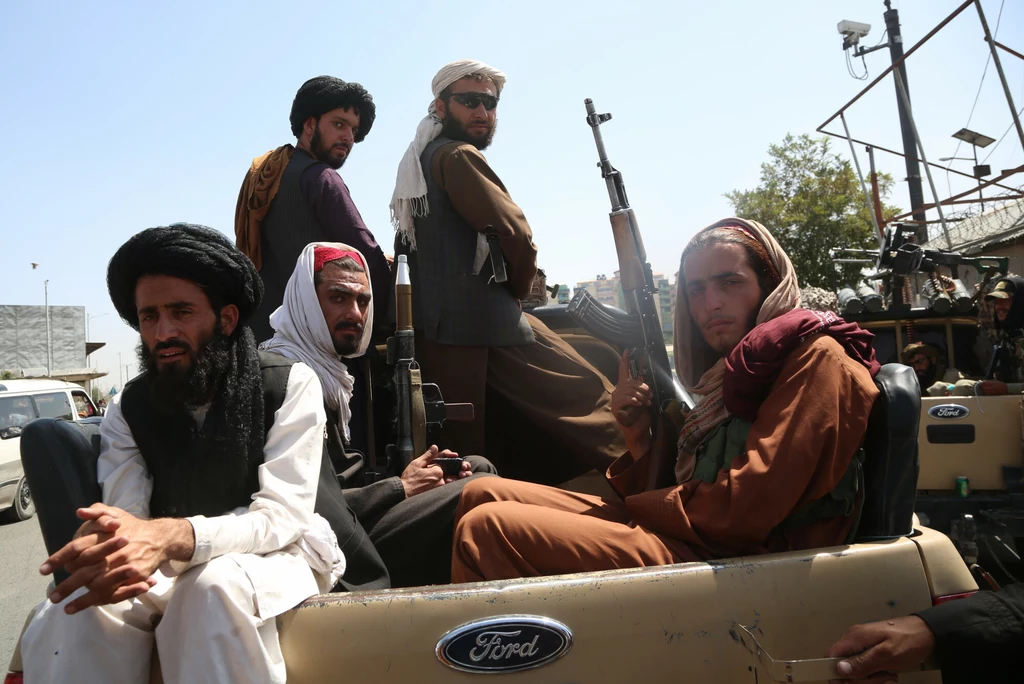 Talibowie patrolujący Kabul, stolicę Afganistanu.