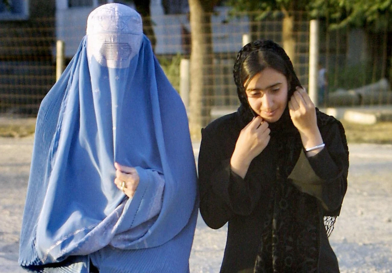 Kobiety w Afganistanie znów są zmuszone nosić burki, które zakrywają całe ich ciało, łącznie z oczami Kobiety w Afganistanie znów są zmuszone nosić burki, które zakrywają całe ich ciało, łącznie z oczami