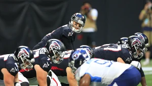 Zawodnicy Atlanta Falcons (w ciemnych strojach) w trakcie przedsezonowego sparigu z Tennessee Titans