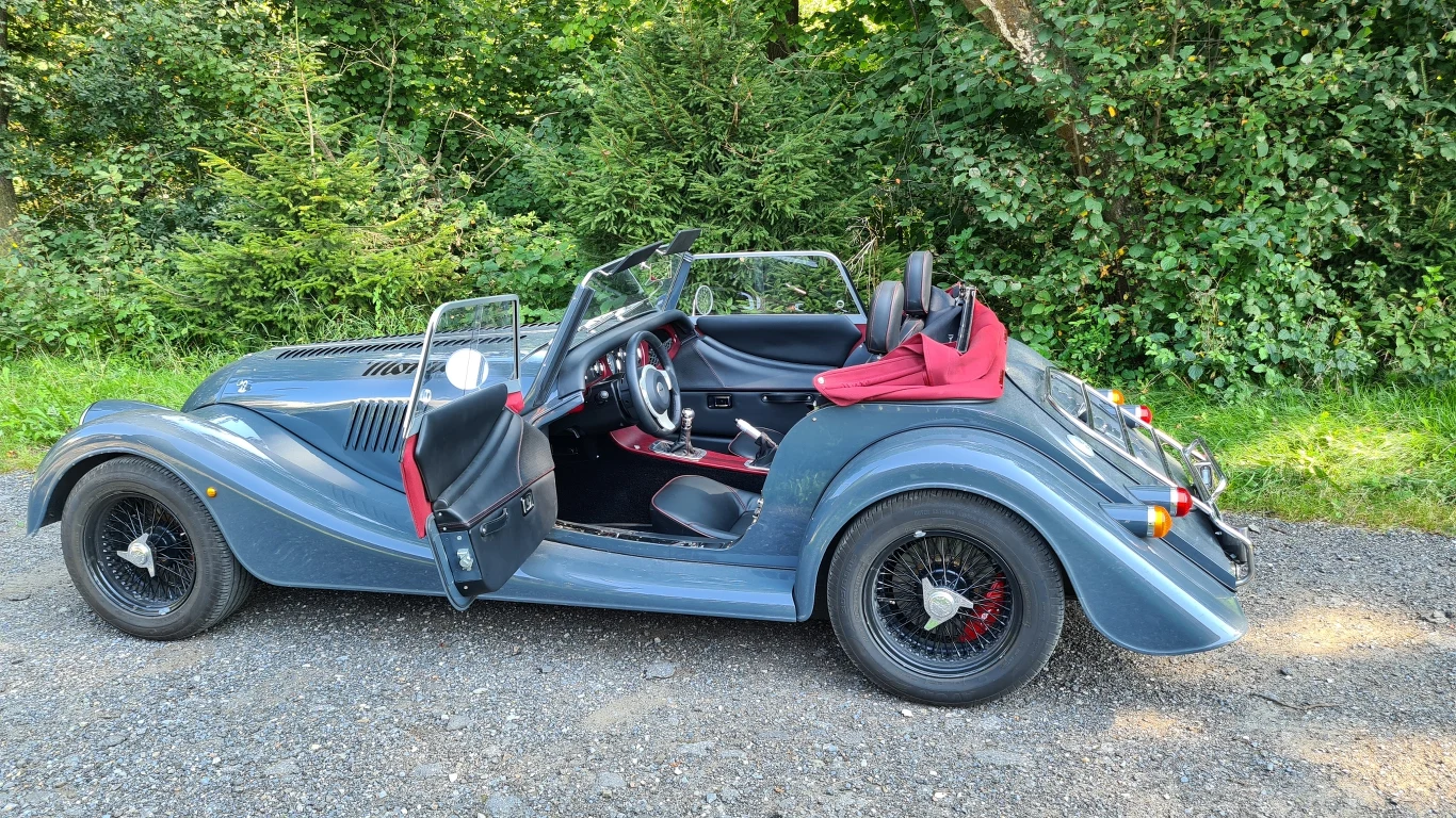 Morgan Plus Four powstał na aluminiowej ramie przestrzennej z modelu Plus Six. Jest ona lżejsza od poprzednio stosowanej, metalowej konstrukcji, a do tego o wiele sztywniejsza.