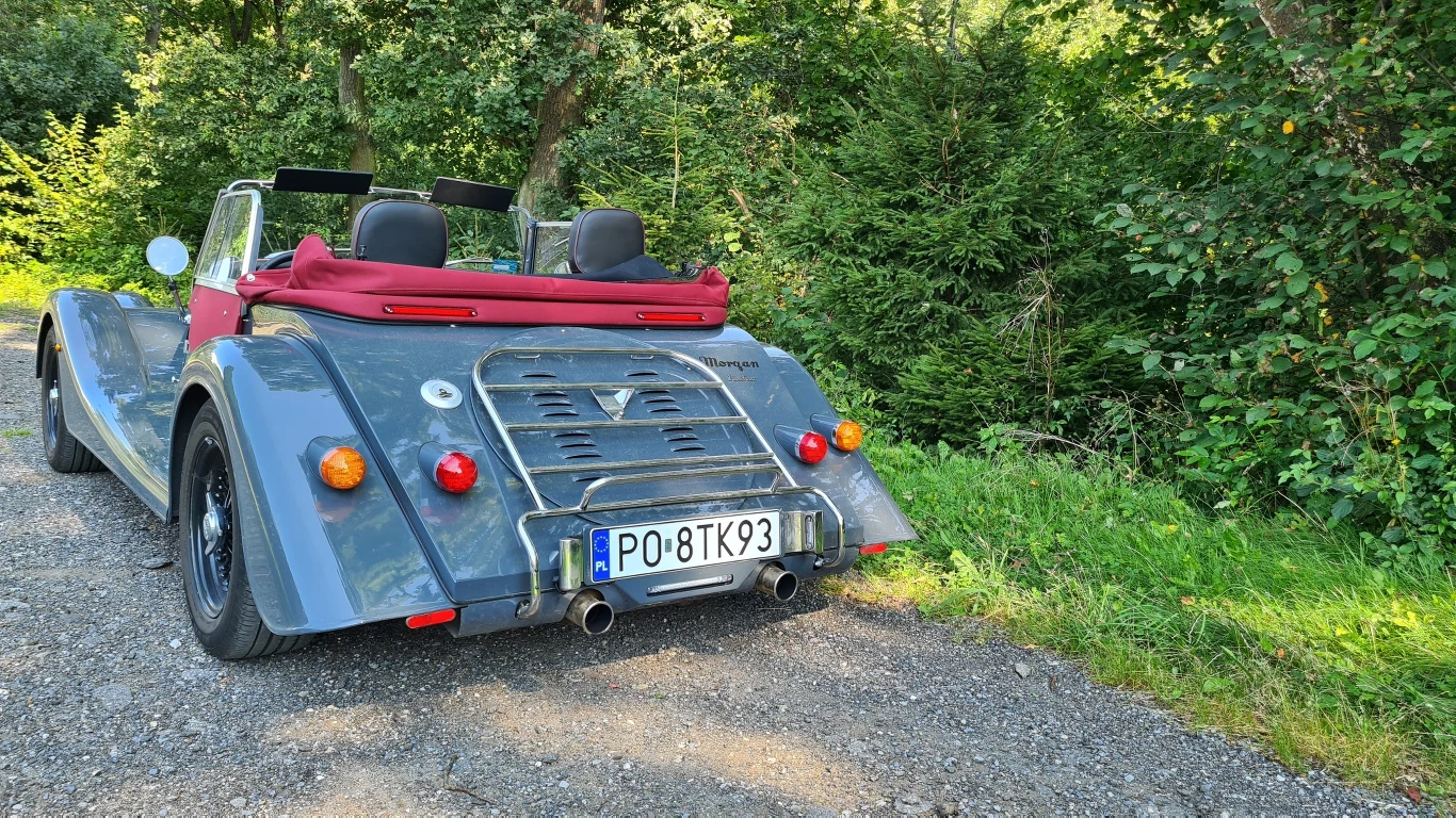 Morgan Plus Four przyspiesza do 100 km/h w 5,2 s, a jego prędkość maksymalna to 240 km/h. Dostępna opcjonalnie ośmiobiegowa przekładnia automatyczna, skraca sprint do "setki" o 0,4 s.