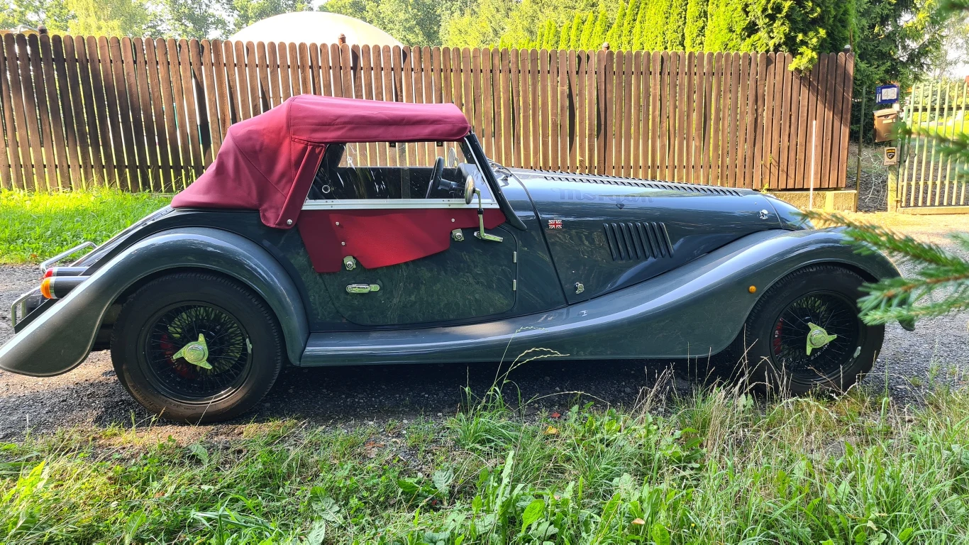 Morgan Plus Four zachował oczywiście typowy dla modeli brytyjskiej marki wygląd, ale model wykonano w 97 procentach z zupełnie nowych części.