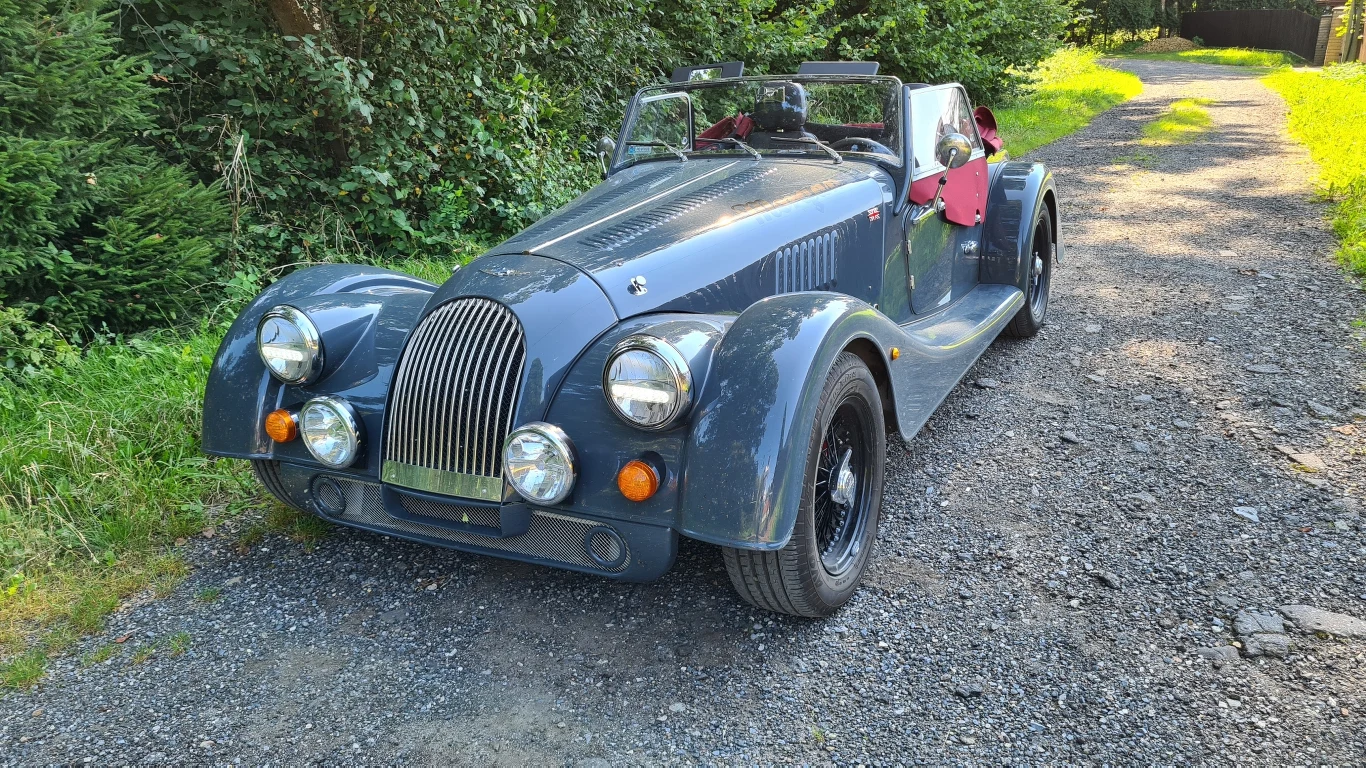 Morgan Plus Four napędzany jest 2-litrowym silnikiem ze stajni BMW, który dzięki doładowaniu generuje 258 KM.