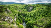 Płaskowyż Krasu to doskonałe miejsce do górskich wędrówek. Z tego regionu jest również niedaleko w Alpy Julijskie, które z Triglavem (2864 m n.p.m.) na czele są najwyższym pasmem w Słowenii.