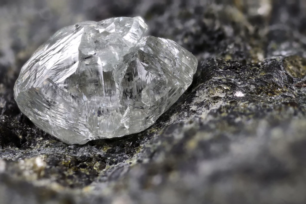Naturalny diament osadzony w kimberlicie