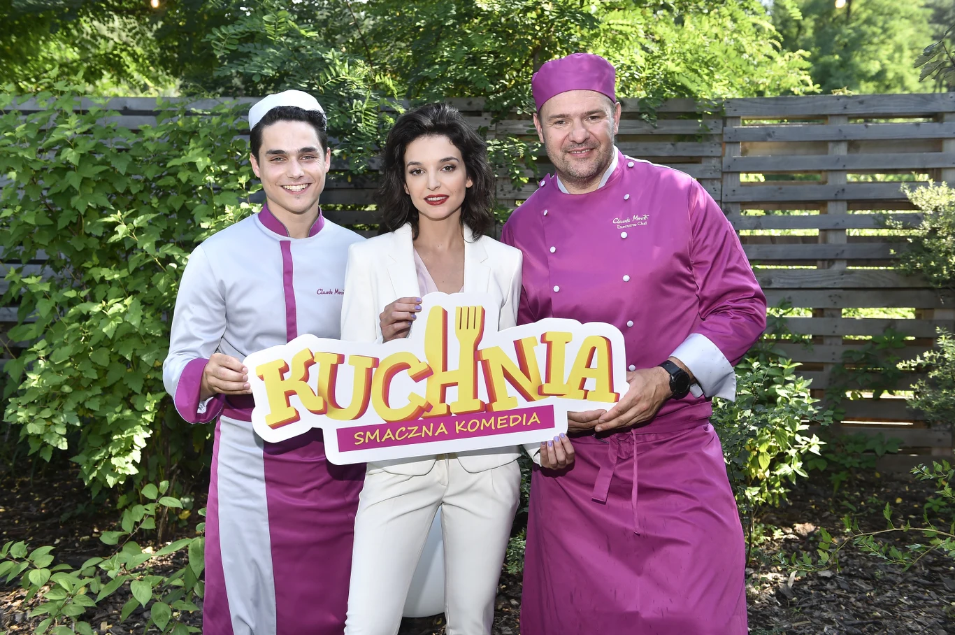 Patryk Cebulski, Maria Dębska i Tomasz Karolak na planie serialu "Kuchnia"