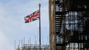 Rekordowa liczba oferowanych miejsc pracy i dalszy spadek bezrobocia w W. Brytanii