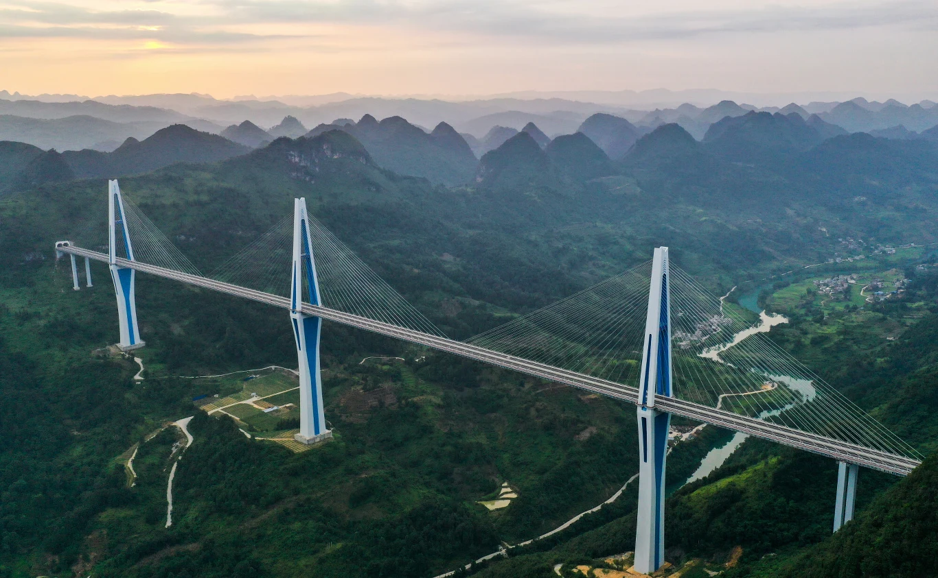 Wg serwisu Xinhua Net, do budowy mostu wykorzystano ponad 1,24 miliona ton stali, co spokojnie wystarczyłoby do zbudowania nawet 190 wież Eiffla i 2,97 mln metrów sześciennych cementu, czyli dziewięciokrotnie więcej niż ilość cementu użytego do budowy wież Burdż Chalifa w Dubaju, najwyższego wieżowca na świecie. Wg serwisu Xinhua Net, do budowy mostu wykorzystano ponad 1,24 miliona ton stali, co spokojnie wystarczyłoby do zbudowania nawet 190 wież Eiffla i 2,97 mln metrów sześciennych cementu, czyli dziewięciokrotnie więcej niż ilość cementu użytego do budowy wież Burdż Chalifa w Dubaju, najwyższego wieżowca na świecie.