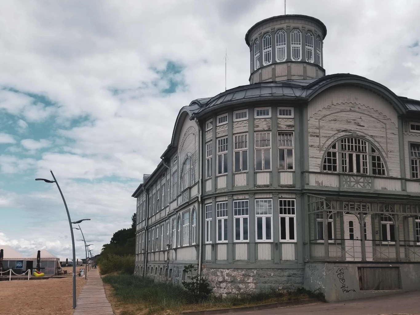 Łotwa ma wiele do zaoferowania zagranicznym turystom. Docenili ją już Rosjanie, ale kraj ten czeka również na innych odwiedzających Łotwa ma wiele do zaoferowania zagranicznym turystom. Docenili ją już Rosjanie, ale kraj ten czeka również na innych odwiedzających