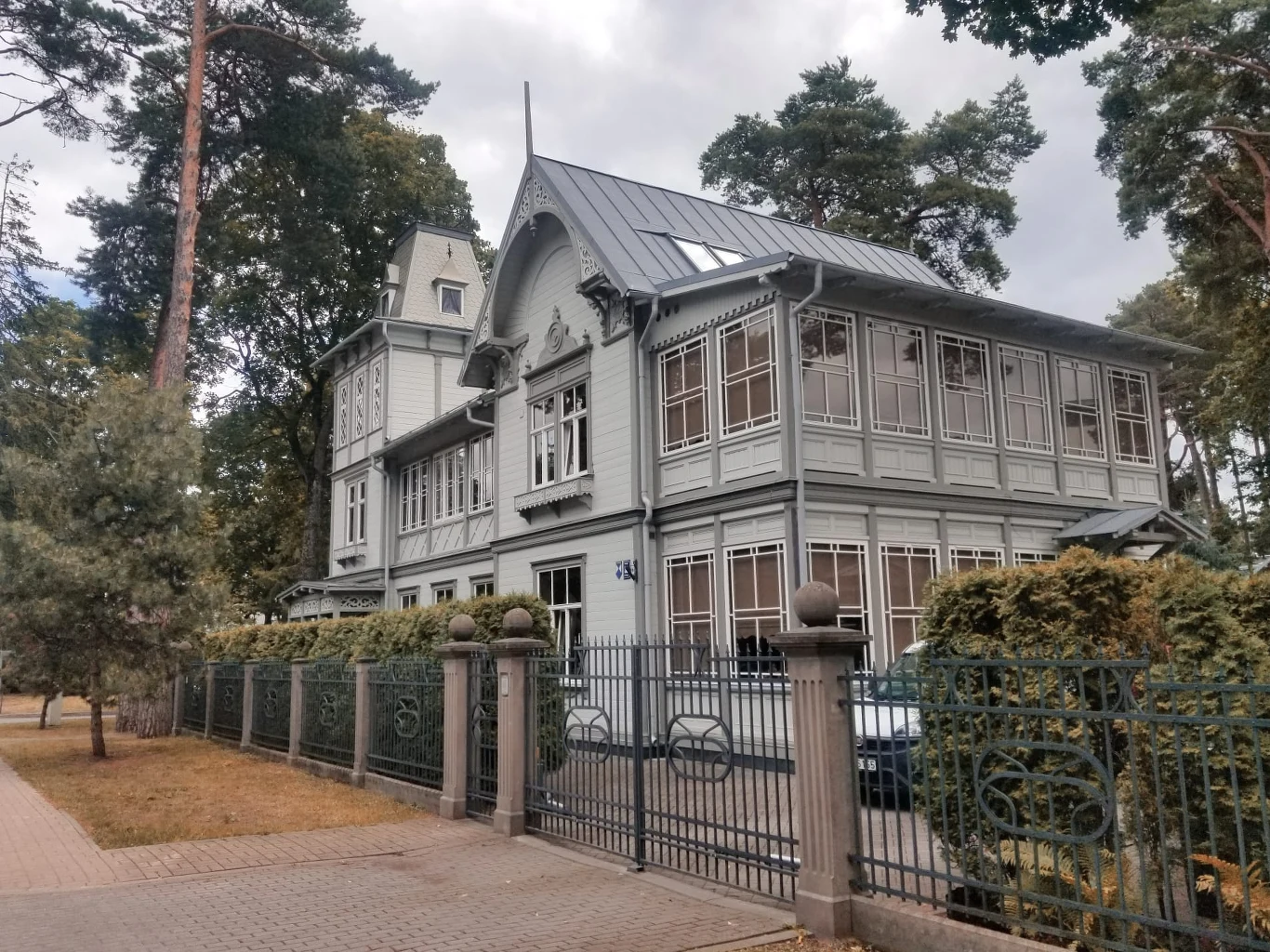 Jurmałę pokochali Rosjanie. Bywali tutaj Breżniew i Chruszczow, a swój dom ma tu także piosenkarka Ałła Pugaczowa Jurmałę pokochali Rosjanie. Bywali tutaj Breżniew i Chruszczow, a swój dom ma tu także piosenkarka Ałła Pugaczowa