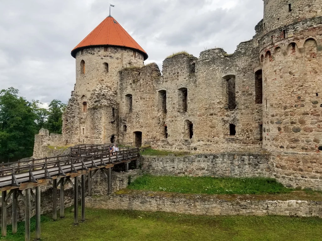 Zamek w Kiesi jest jednym z najlepiej zachowanych średniowiecznych budowli na Łotwie 