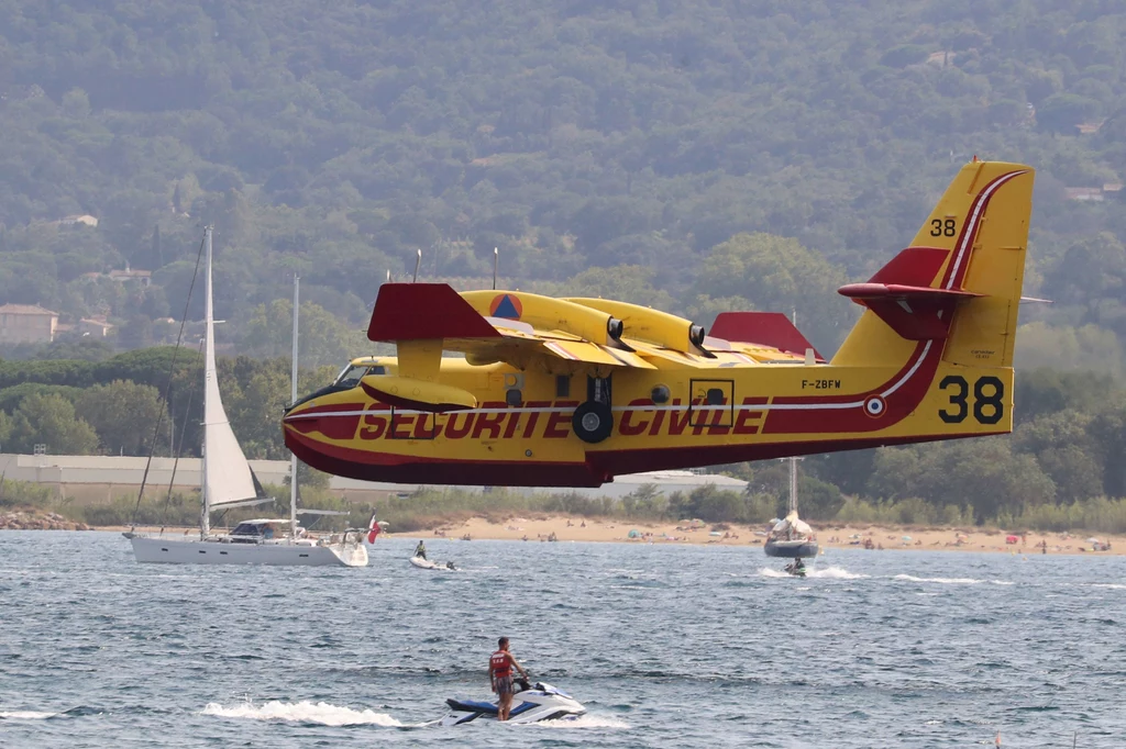 Canadair CL 415 pobierający w Saint-Tropez wodę do gaszenia pobliskich pożarów