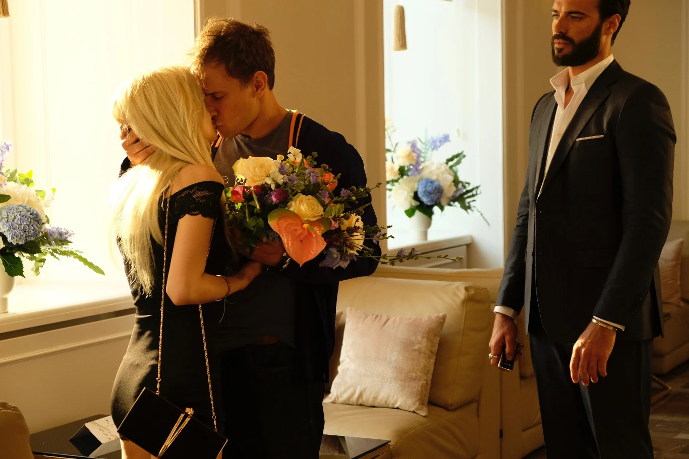 "To była dla mnie niesamowita przygoda. Mogłam powrócić na Lazurowe Wybrzeże, na którym byłam już kiedyś jako nastolatka, na obozie językowym. Cieszę się, że się udało, bo w czasach pandemii podróże zagraniczne są bardzo stresujące. Wyjazd do Francji to był taki powiew świeżości i przedsięwzięcie spajające całą ekipę. Niestety nie miałam czasu na zwiedzanie, bo praca była bardzo intensywna" - mówi odtwórczyni głównej roli, Paulina Gałązka.

 