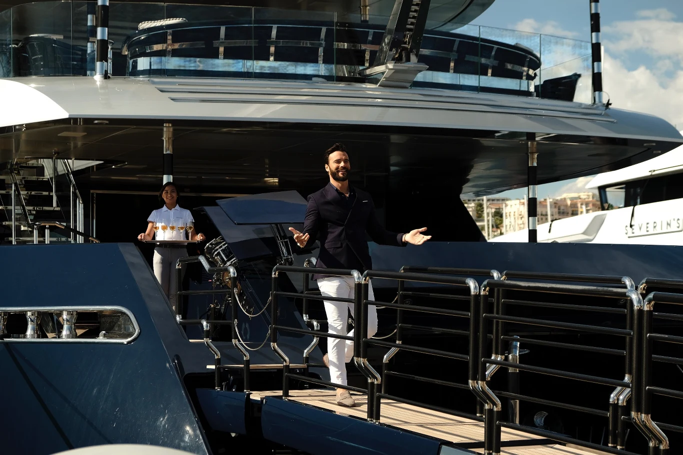 Jacht, na którym kręcony był film "Dziewczyny z Dubaju" miał takie udogodnienia jak jacuzzi, siłownia, a nawet lądowisko dla helikopterów. Na tej łodzi nagrywany był wcześniej film "Zabójczy rejs" z Jennifer Aniston i Adamem Sandlerem.