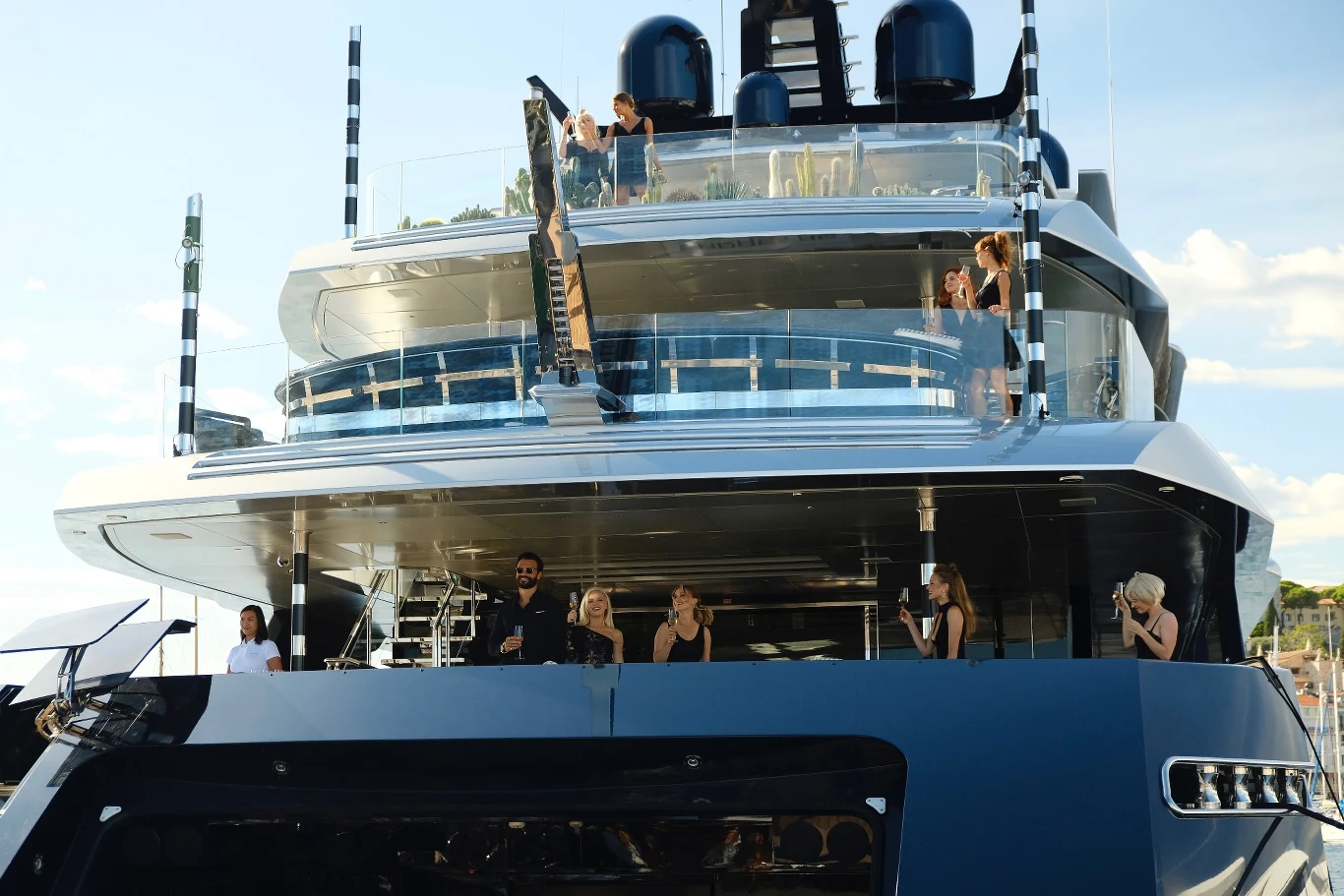 Niespotykanego rozmachu i realizmu dodają zdjęcia, które były kręcone zarówno w luksusowych miejscach w Polsce, jak i w prestiżowych międzynarodowych lokacjach.