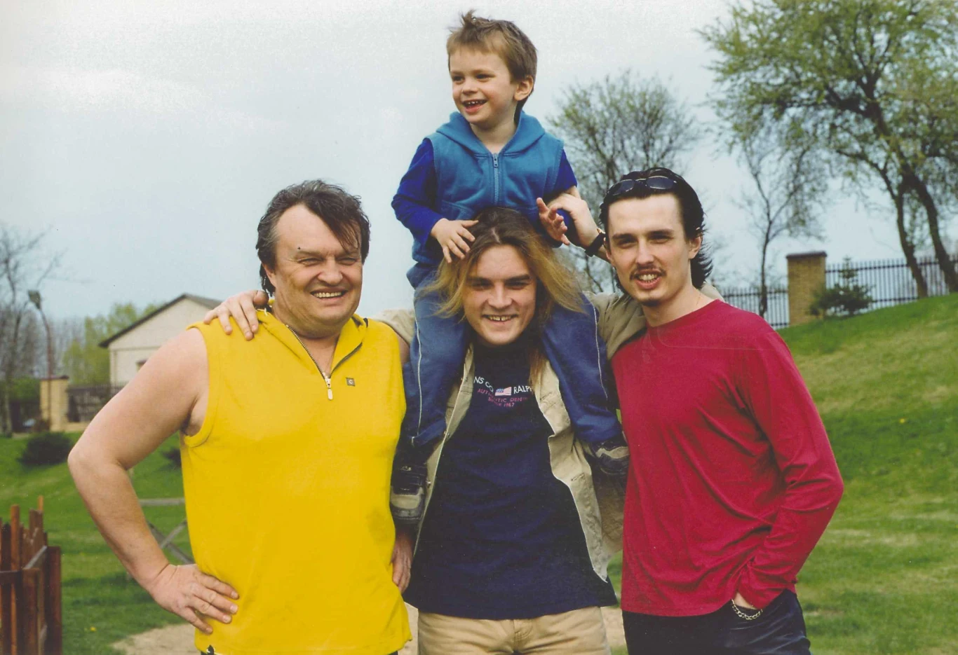 Śpiewająca rodzina Cugowskich - od lewej: Krzysztof, Wojtek i Piotr, u góry Krzysztof junior, 2002 r. W 2014 r., po zakończeniu działalności Budki Suflera, Krzysztof Cugowski powołał do życia rodzinny projekt Cugowscy, w którym towarzyszyli mu jego synowie, dotychczas znani ze swojego zespołu Bracia: wokalista Piotr Cugowski i Wojtek Cugowski, głównie gitarzysta, ale także wokalista. 