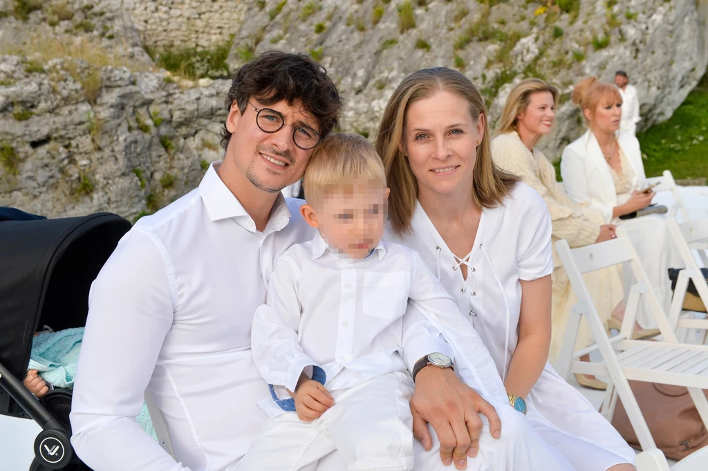 Na ślubie pojawił się także dawno niewidziany Mateusz Damięcki wraz z synem i ukochaną żoną. Ważnym elementem był ubiór gości - zgodnie z życzeniem pary młodej goście ubrani byli na biało. Na ślubie pojawił się także dawno niewidziany Mateusz Damięcki wraz z synem i ukochaną żoną. Ważnym elementem był ubiór gości - zgodnie z życzeniem pary młodej goście ubrani byli na biało.