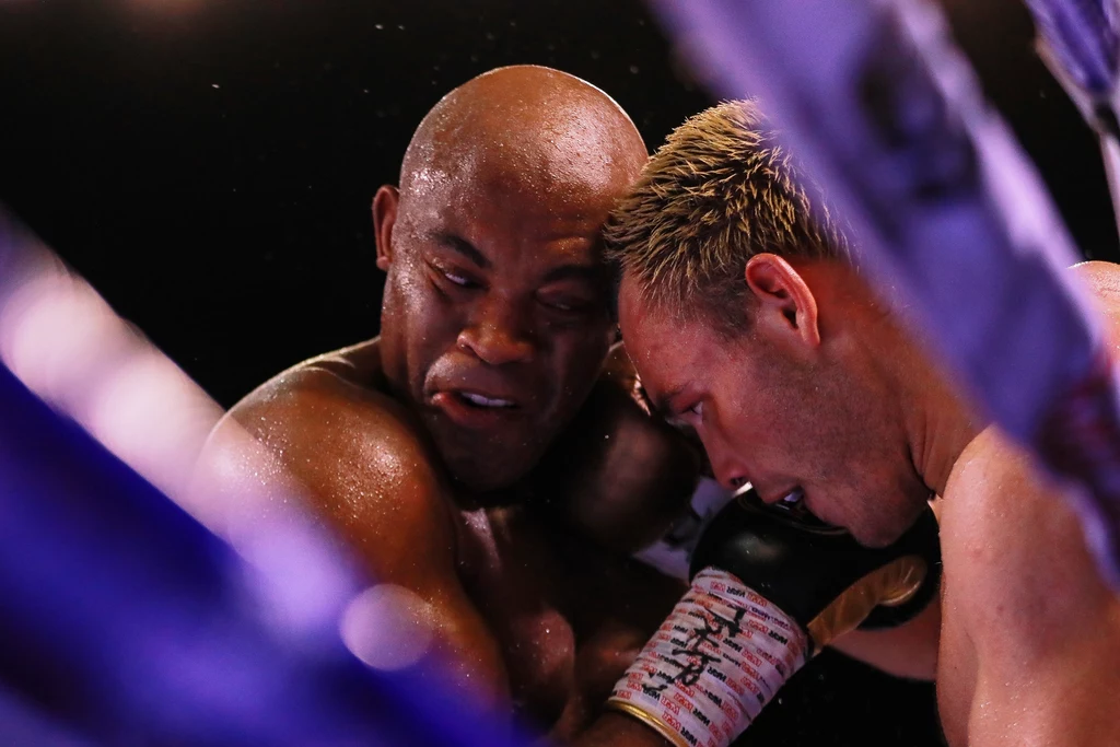Anderson Silva (z lewej) w walce z Juliem Chavazem juniorem Anderson Silva (z lewej) w walce z Juliem Chavazem juniorem