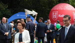Premier Mateusz Morawiecki i minister rodziny i polityki społecznej Marlena Maląg na Rodzinnym Pikniku Międzypokoleniowym w Kaliszu.