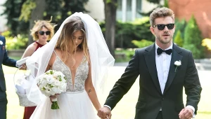 Joanna Opozda i Antoni Królikowski wchodzący do kościoła