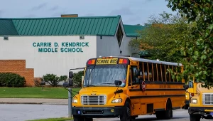 Puste autobusy przed zamkniętą szkołą w Jonesboro, gdzie odnotowano zwiększoną liczbę nowych przypadków.