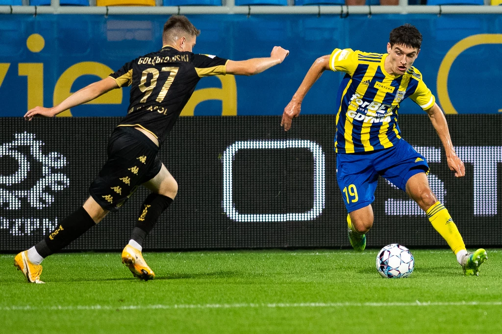 Olaf Kobacki z Arki Gdynia w meczu z Widzewem Łódź Olaf Kobacki z Arki Gdynia w meczu z Widzewem Łódź