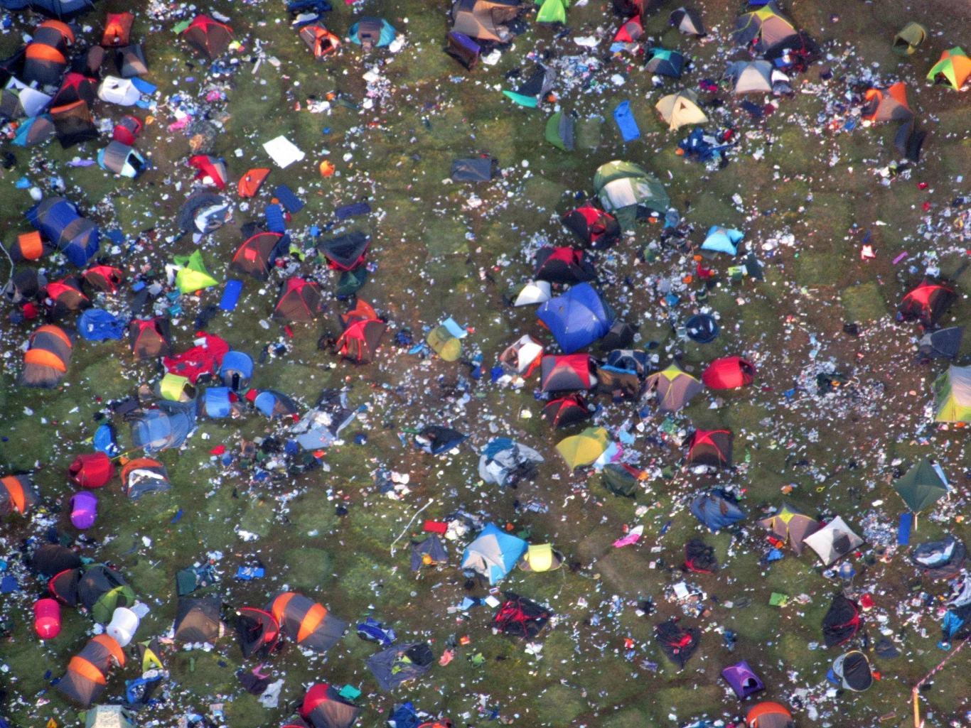 Namioty porzucone po festiwalu w Reading Namioty porzucone po festiwalu w Reading