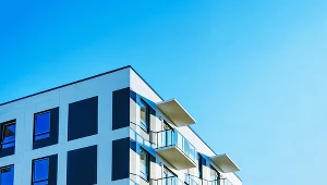 Średnio 34 dni - tyle mieszkańcy największych miast w Polsce muszą pracować na metr kwadratowy mieszkania