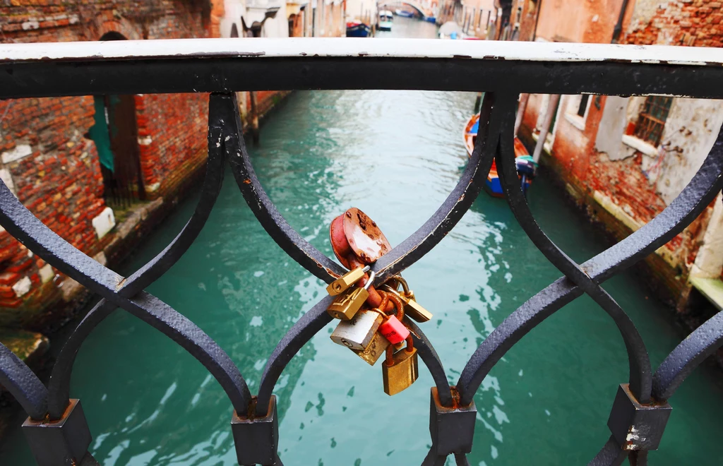 Uczniowie szkoły Sanita in Costa San Giorgio zabierali kłódki ze swoich szafek szkolnych i wieszali je z wyznaniami miłosnymi na Ponte Vecchio. Dziś robi tak cały świat