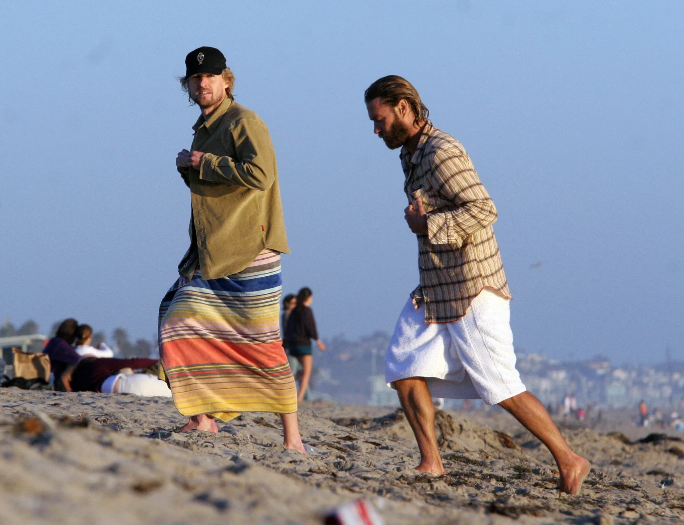 Owen Wilson (L) z bratem Andrew (P) we wrześniu 2007 roku, tuż po nieudanej probie samobójczej