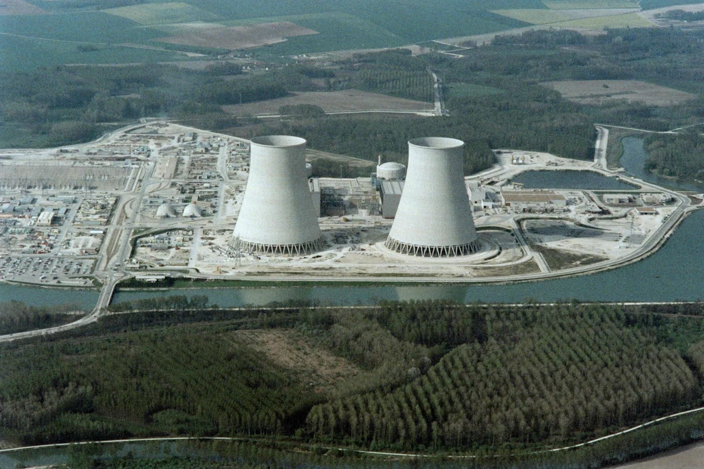Elektrownie jądrowe działają wiele lat. Na zdjęciu najstarsze z działających francuskich elektrowni atomowych w Bonny-sur-Loire. 