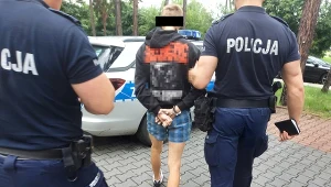 18-latek został zatrzymany przez policjantów i nie potrafił wytłumaczyć dlaczego wspiął się na dach szkoły i zaczął ją demolować