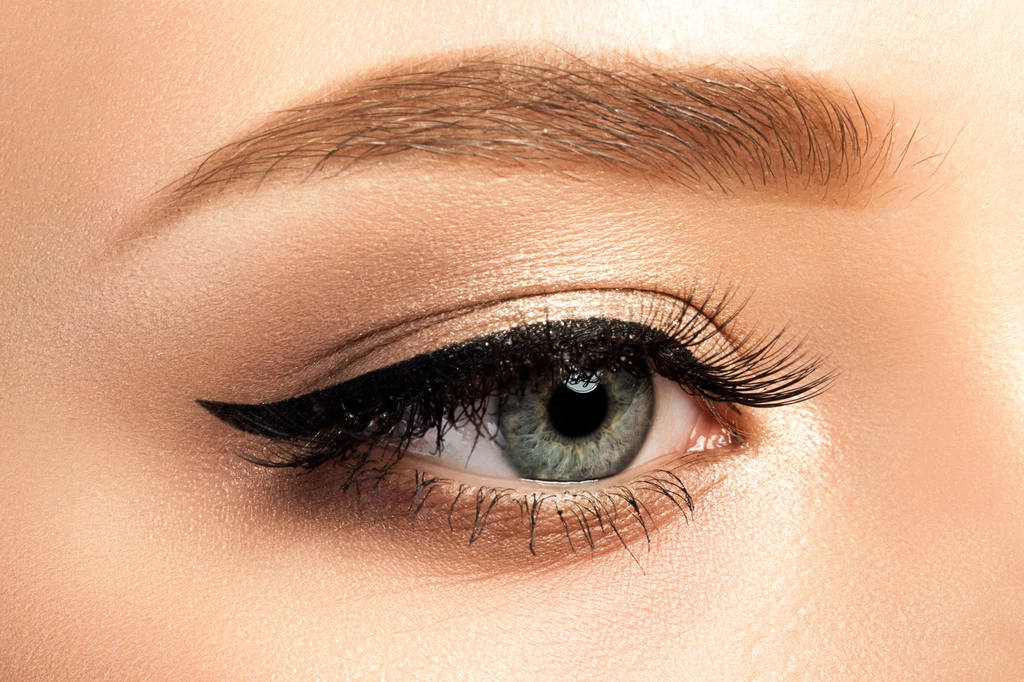 Trwałość eyelinera można przedłużyć dzięki specjalnym preparatom