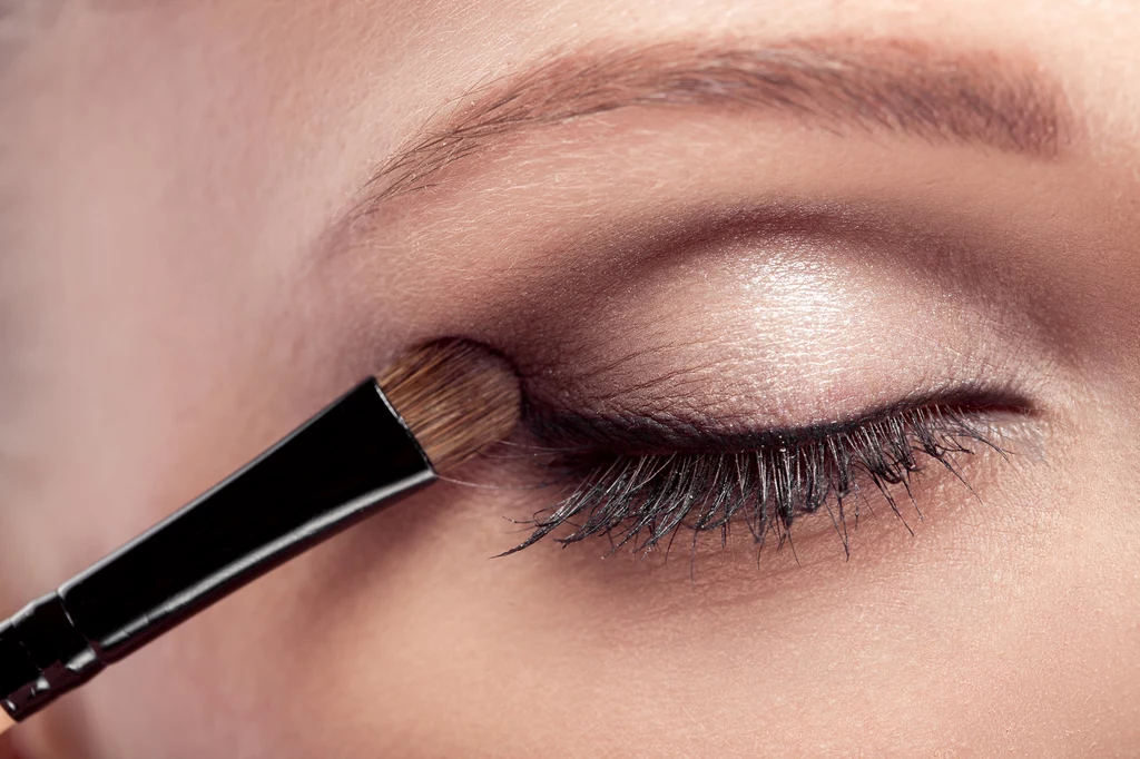 Nałożenie pudru lub cienia do powiek na kreskę to sposób, aby eyeliner się nie rozmazywał