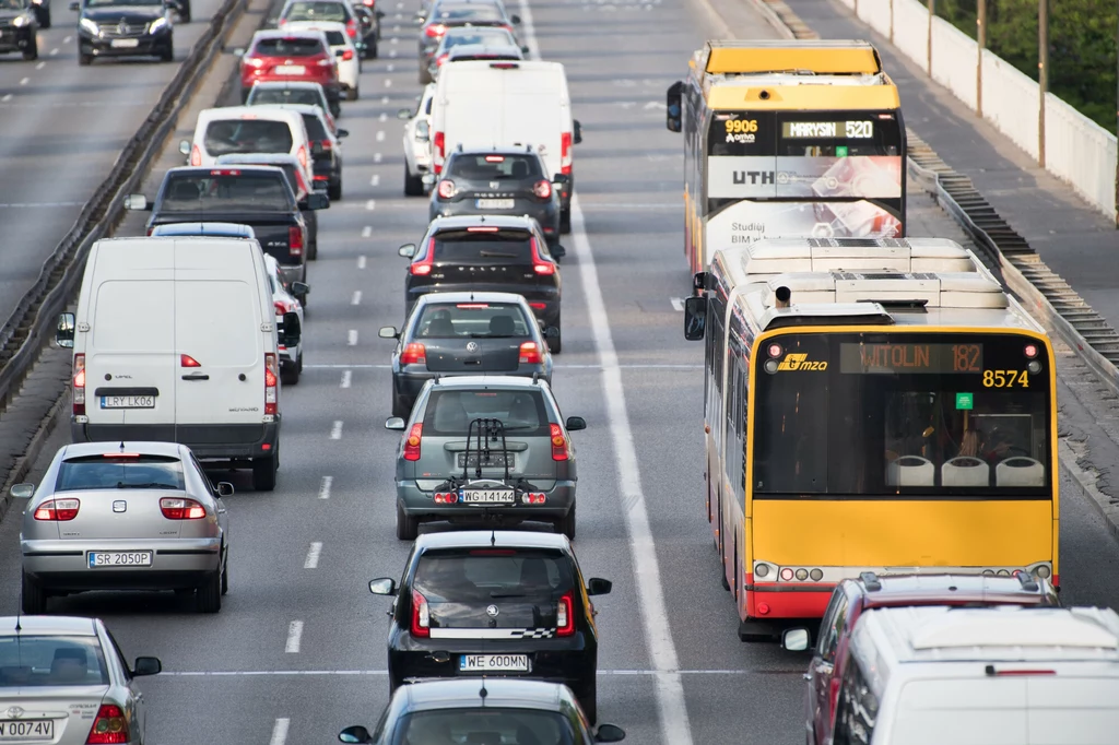 Zamiast siedzieć w masce w autobusie Polacy wolą jechać komfortowo własnym autem