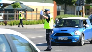 Zielona strzałka i policjant kierujący ruchem