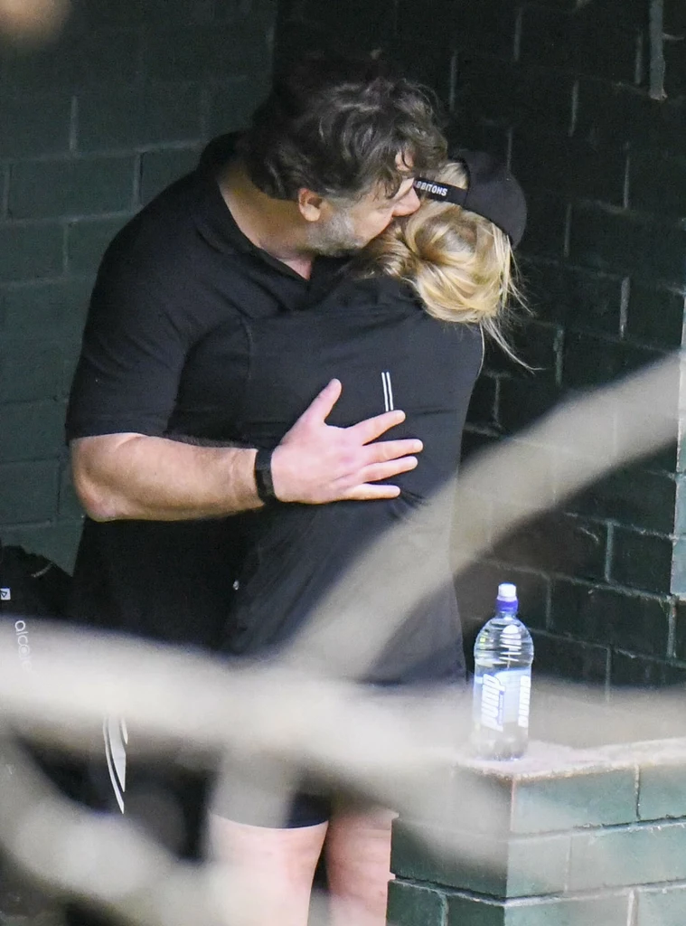 Russel Crowe i Britney Theriot zostali przyłapani na czułościach przed meczem tenisa