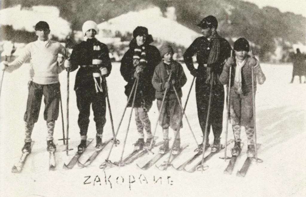 Stanislaw Marusarz na fotografii z archiwum rodzinnego - na nartach z rodziną, fot. Adrian Gladecki