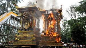Ngaben, czyli ceremonia kremacji,  to hinduski rytuał pogrzebowy 