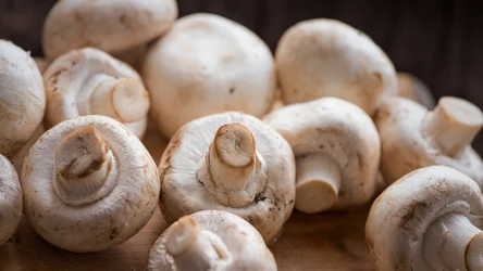 Co zrobić z pieczarkami przed smażeniem? Czy trzeba je obierać?