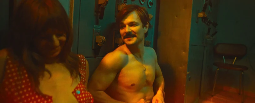 Dawid Ogrodnik w scenie z filmu "Najmro: Kocha, kradnie, szanuje" 