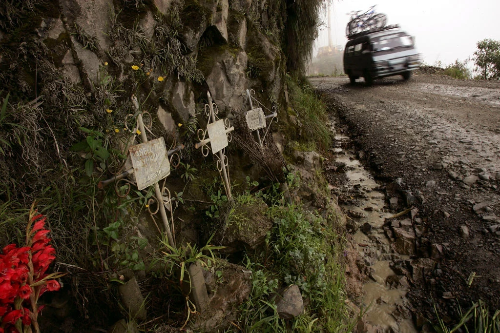 Liczne krzyże w pobliżu drogi Youngas w Boliwii nikogo już nie dziwią 